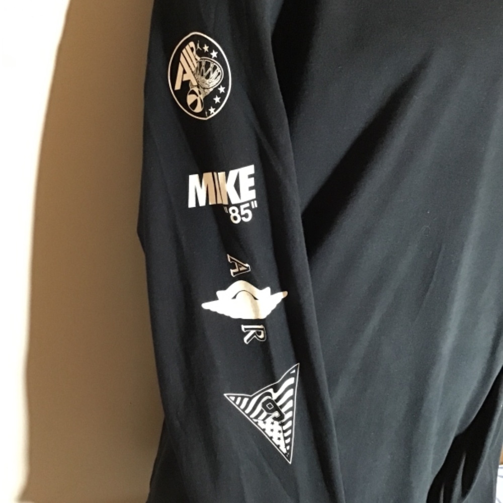 🔥#496 Jordan, unisex, large, see pics. 1 hole on left sleeve, good condition 😎 - Picture 2 of 8
